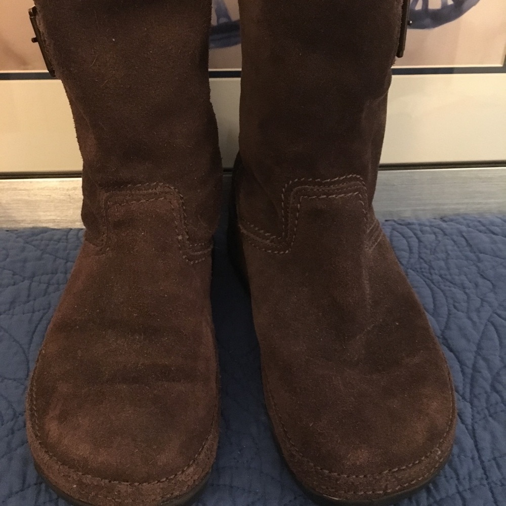 Brown suede pull on boots by Fitflop
